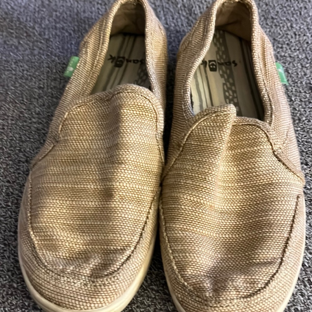 Women's beige size 5 Sanuk slip on shoes. In good condition.